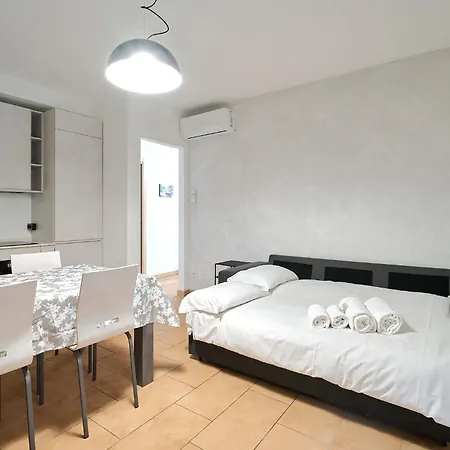 Xenia - Spacious And Bright New Flat With Garden 아파트