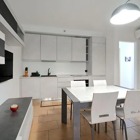 Xenia - Spacious And Bright New Flat With Garden 아파트