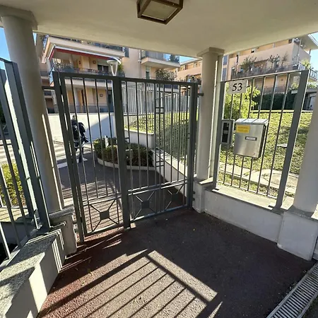 Xenia - Spacious And Bright New Flat With Garden 아파트 *